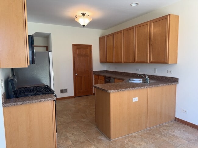 Building Photo - 2216 Evergreen Cir