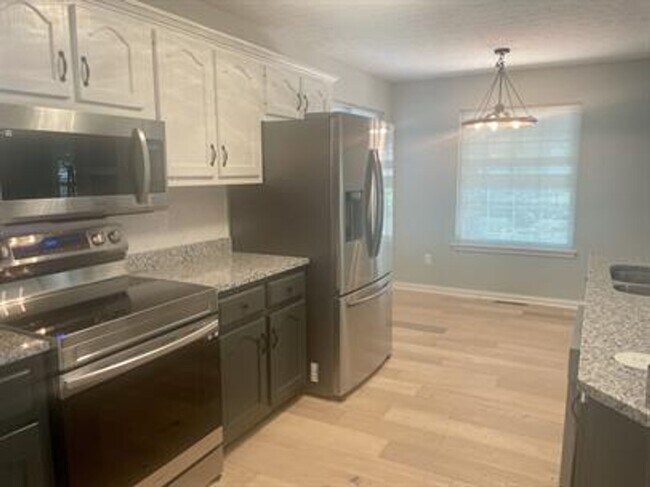 Building Photo - 3 bedroom 1 bath home with a basement and garage!