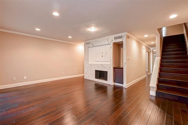 Building Photo - 1926 Augusta Dr