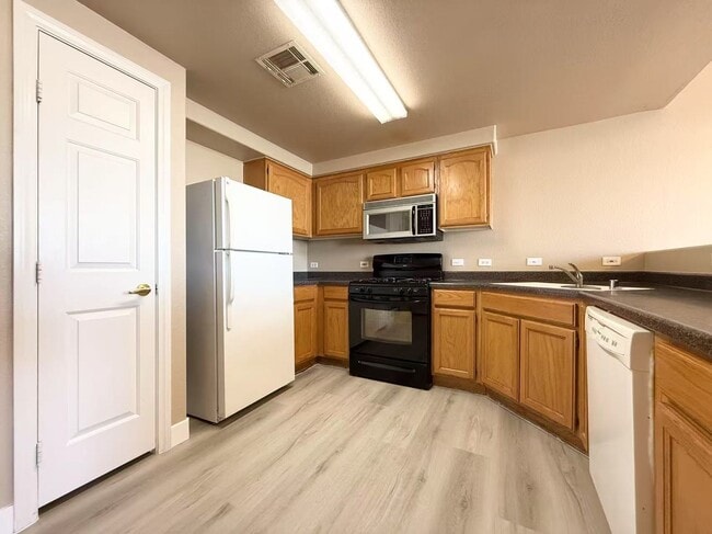 Building Photo - Gated condo boasts 2 bedrooms and 2 bathrooms
