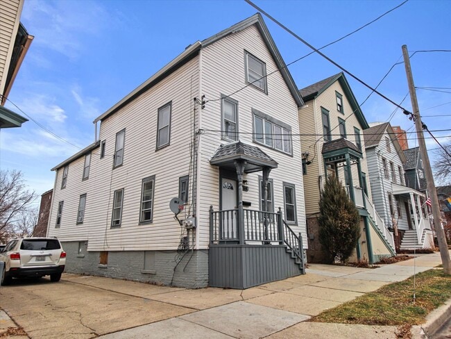 Building Photo - Updated 3 Bed / 1 Bath Duplex — Lower East...