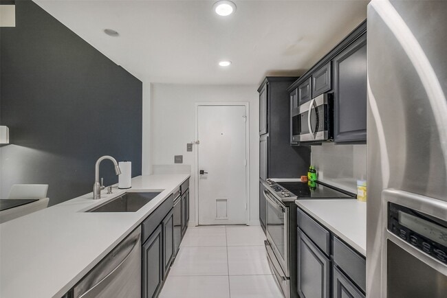 Building Photo - 1112 Bering Dr