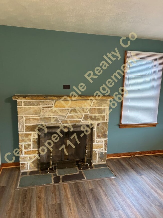Building Photo - Fully remodeled 2 Bedroom All one Level ho...