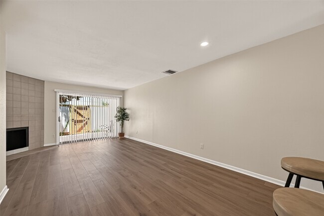 Building Photo - 5056 Glenmont Dr
