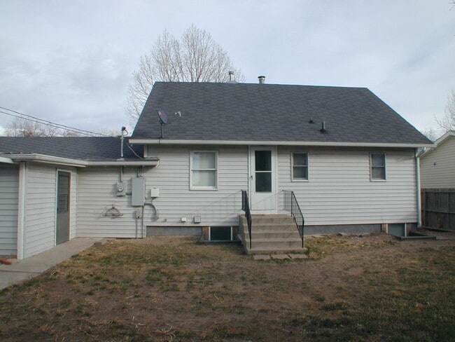 Building Photo - House For Lease