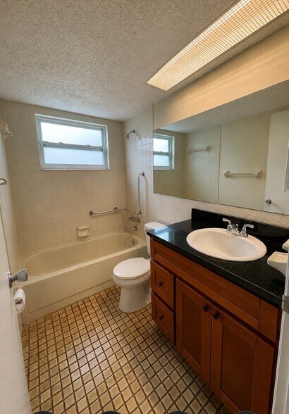 Building Photo - 9945 Woodridge Ct