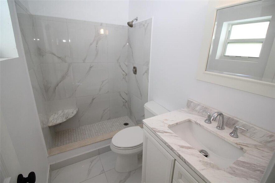 Building Photo - 160 SW 127th Ave