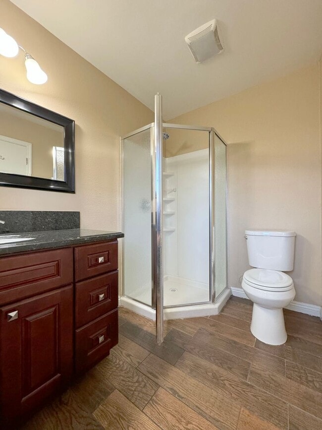 Building Photo - Single Story 3Bed Interior Location Large Yard