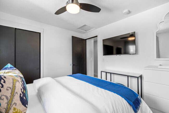 Building Photo - Modern 2BR Suite – Newly Furnished, Pet-Fr...