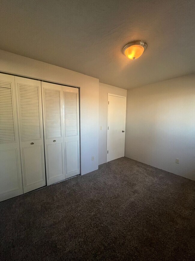 Building Photo - 2-Bedroom 1 1/2-bathroom Townhouse Style Apartment