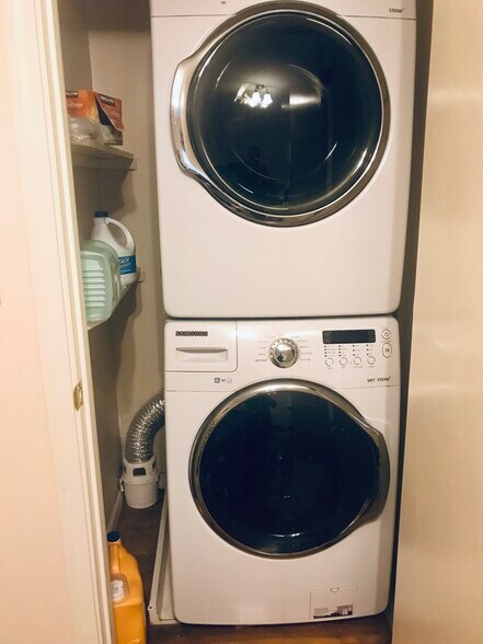 Washer/dryer in unit - 4426 Jarboe St