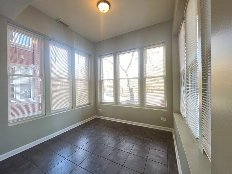 Building Photo - 5721 S Prairie Ave