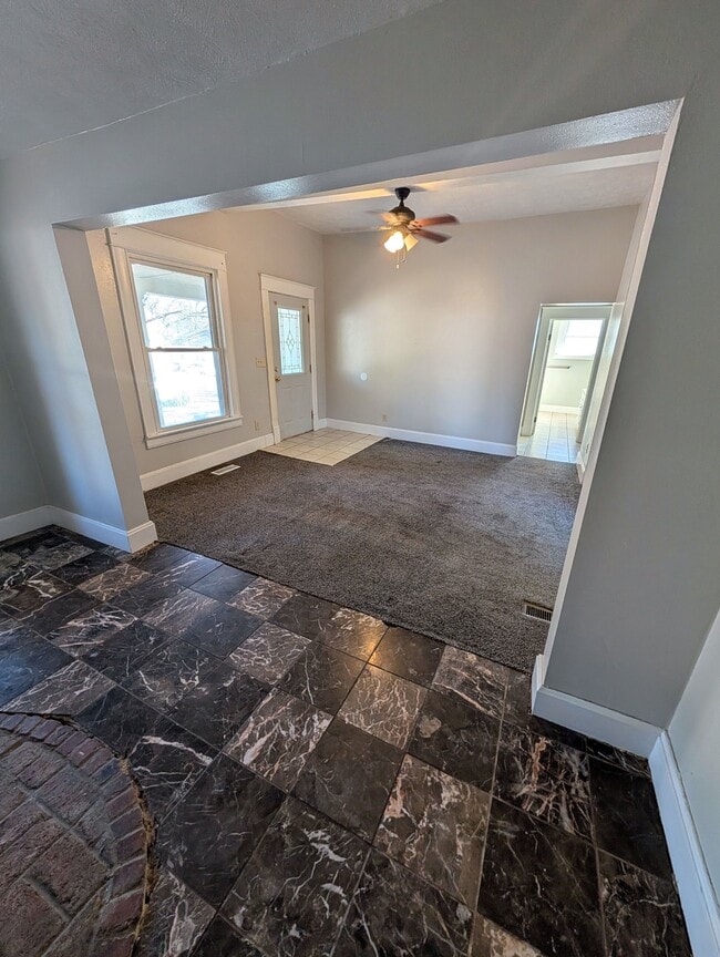 Building Photo - 817 S Newton Ave