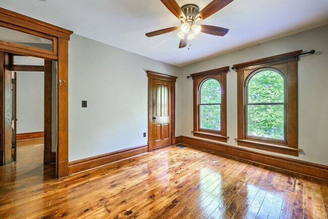 Building Photo - Short North / Victorian Village Stunning Single Family House!