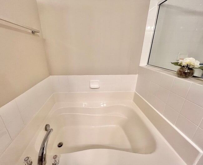 Building Photo - Beautiful 3BD, 2.5BA Raleigh Townhome in t...
