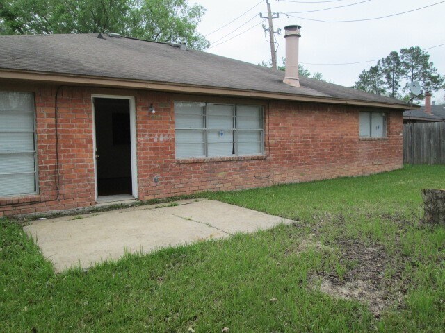 Building Photo - 811 Whispering Pine Dr