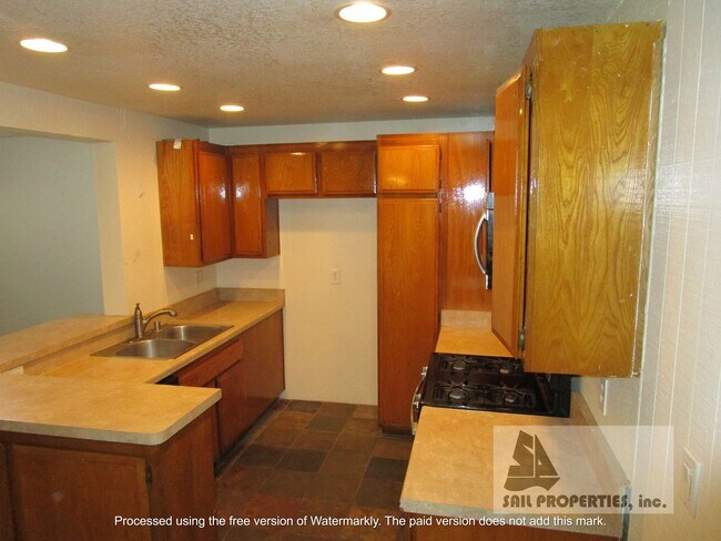 Building Photo - 2 Bedroom Condo for Lease in Desirable Long Beach Community
