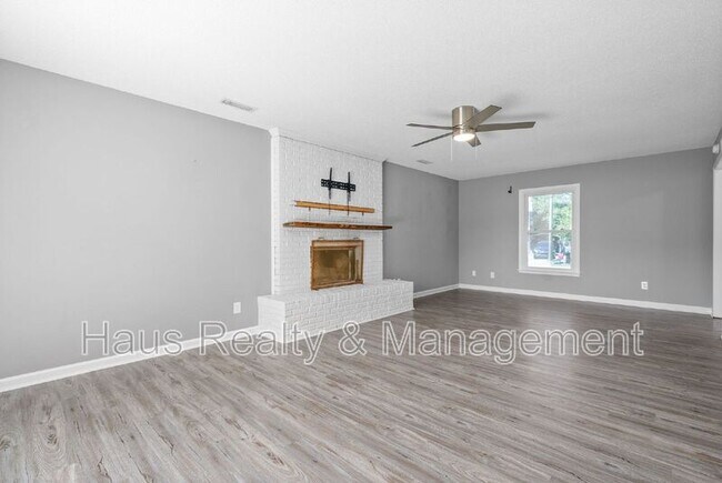 Building Photo - 830 Iris Ln
