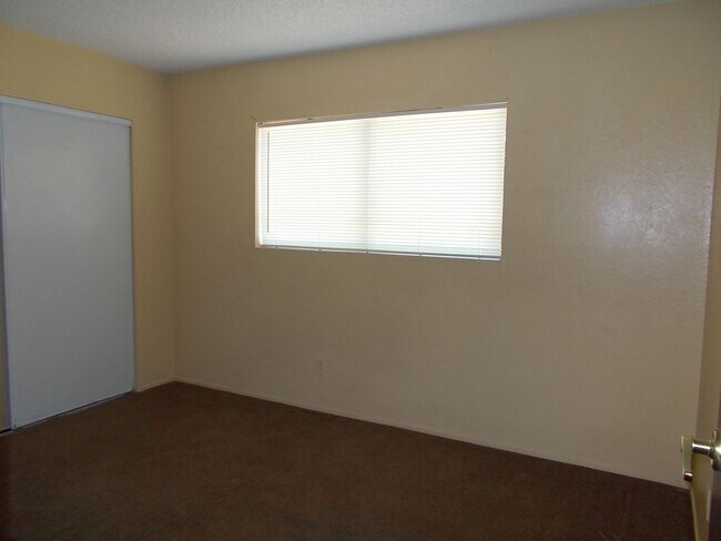 Building Photo - 2 Bedroom 1 Bath Upstairs Unit - Move in Ready