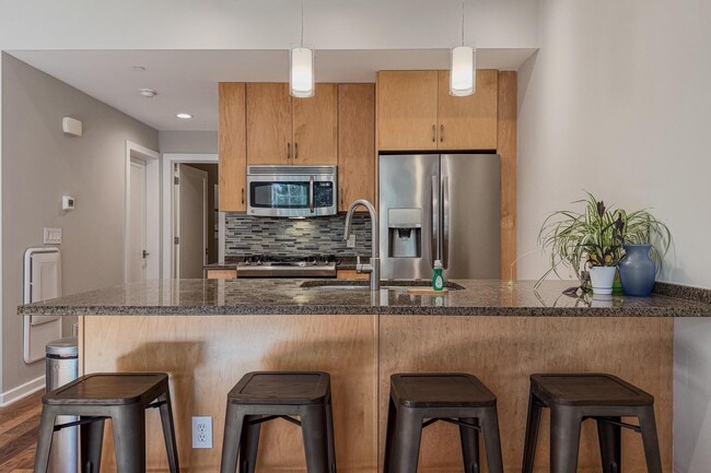 Building Photo - 190 E Gay St