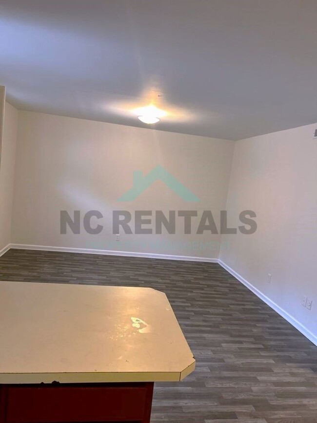 Building Photo - Renovated 2-Bedroom, 1-Bathroom Unit #B in...