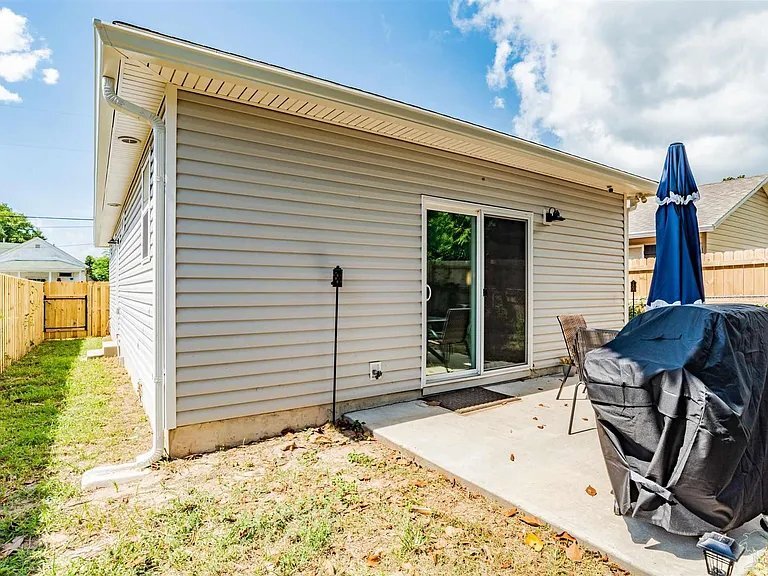 Building Photo - 804 W Belmont St