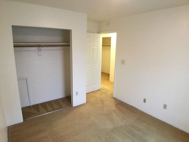 Building Photo - Blacksburg, 4 BR / 2.5 BA Townhouse, Available August