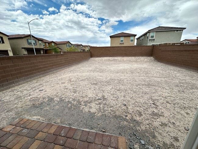 Building Photo - 4 BEDROOM + LOFT HOME IN GATED COMMUNITY