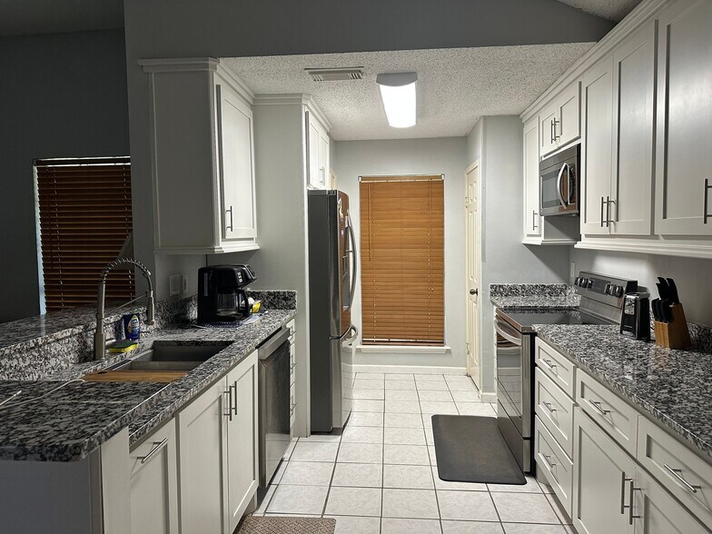 Building Photo - 25119 Thrushwood Ln