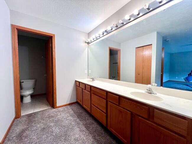 Building Photo - 1172 Rose Dr