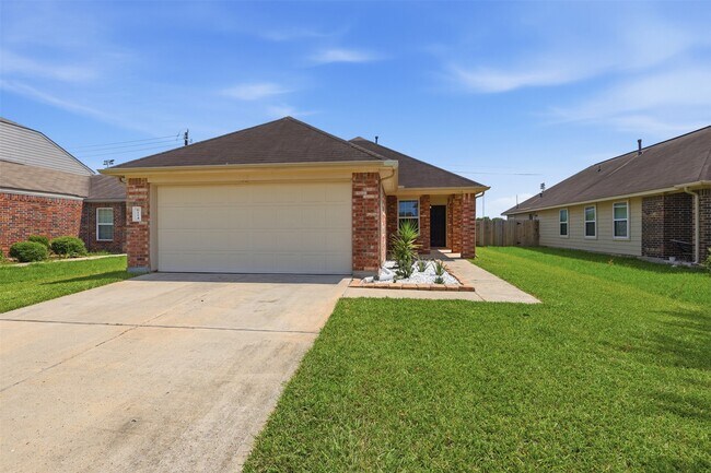 Building Photo - 6114 El Oro Dr