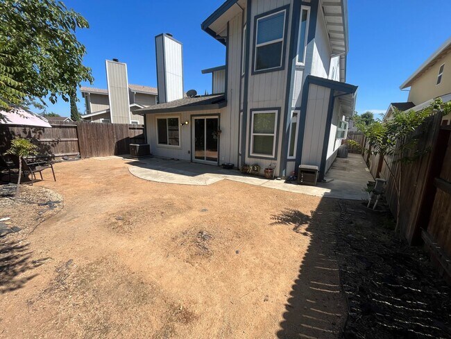 Building Photo - Spacious 3bed 2.5bath 2 story home available now!