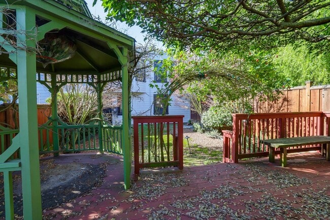 Building Photo - 3 Bed / 2 Bath Cayuga Terrace single family home with garage parking and private backyard. YouTub...