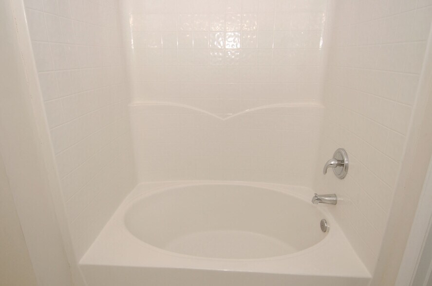 Building Photo - 221 Orchard Park Dr