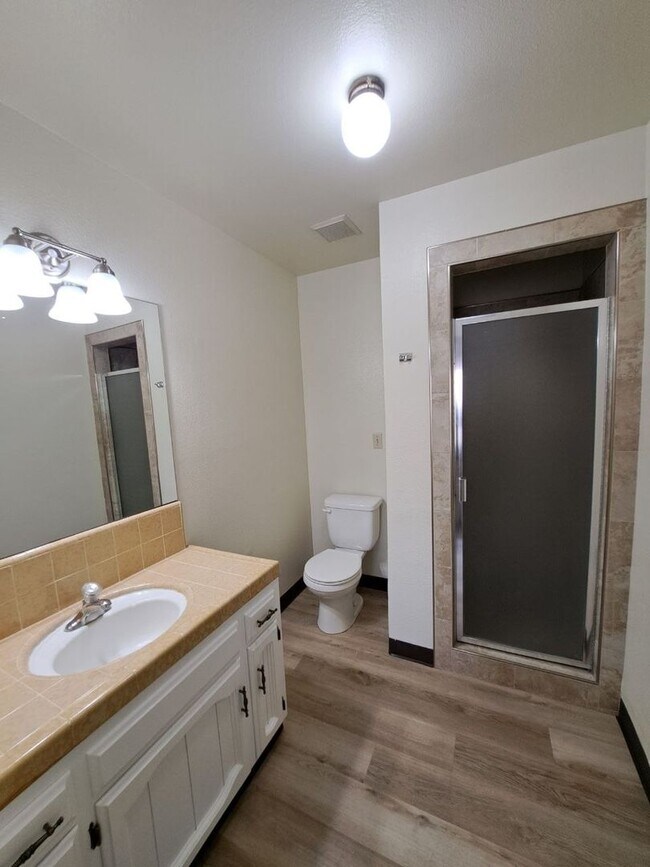 Building Photo - 4593 N Emerson Ave