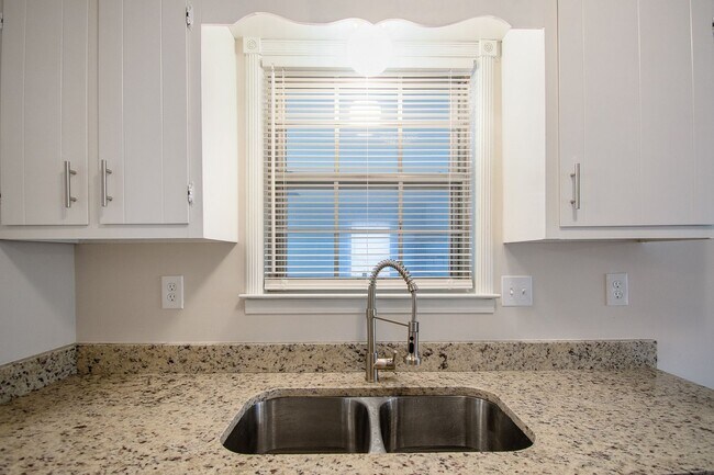 Building Photo - Spacious Renovated Home with Fenced Yard !