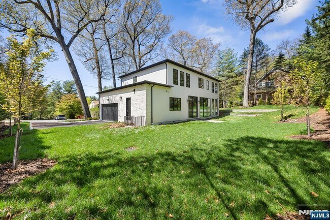 Building Photo - 242 Hardenburgh Ave