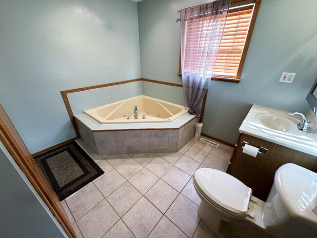 Building Photo - 402 S Illinois St