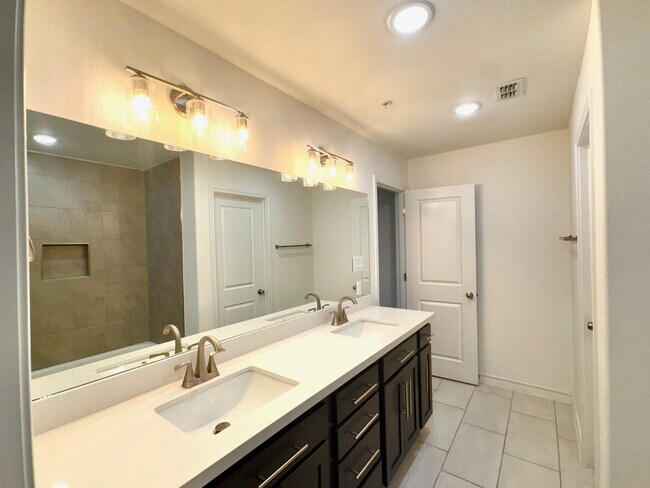 Building Photo - 9913 Kaspar Dr