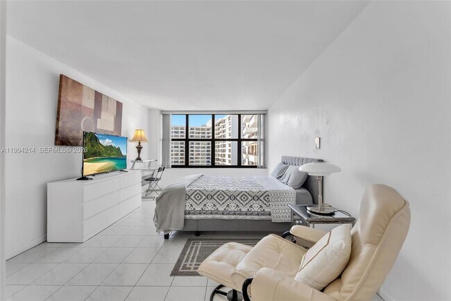 Building Photo - 2500 Parkview Dr