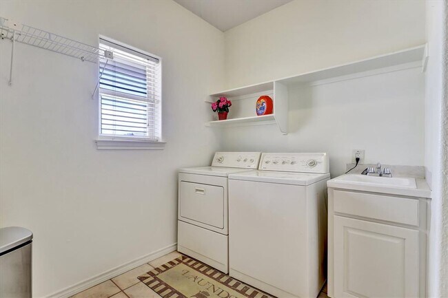 Building Photo - 203 Dunkeld Dr