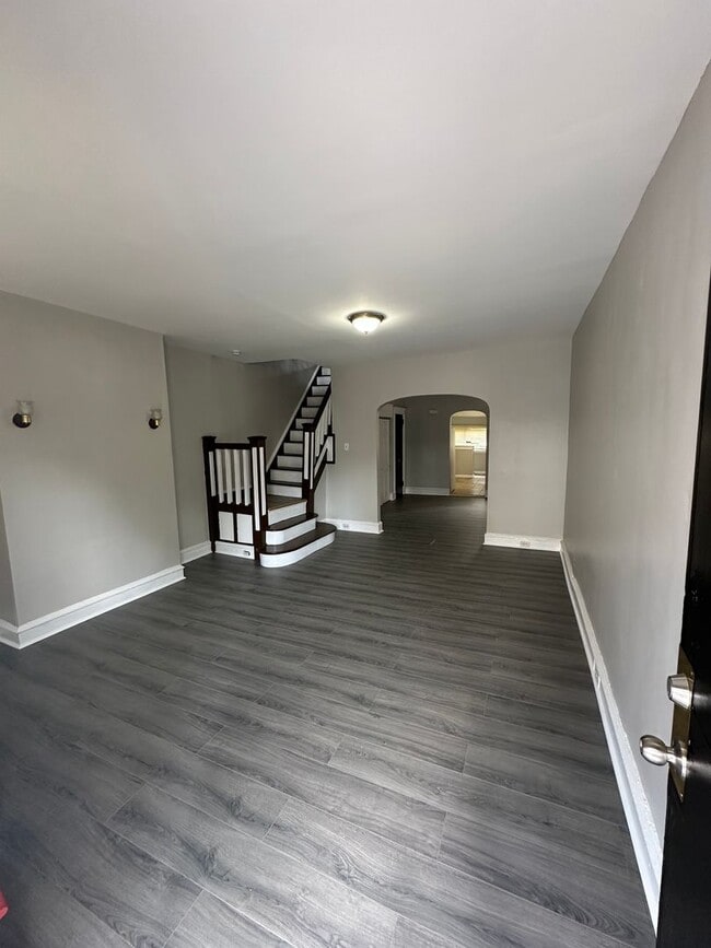 Building Photo - 3 Bed, 1 Bath townhome