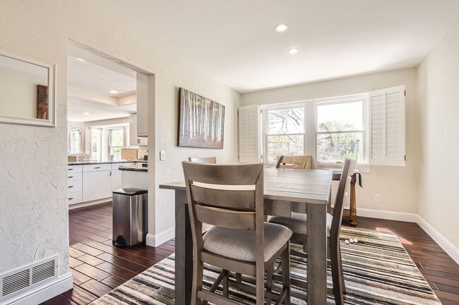 Building Photo - Gorgeous Home in Centennial w/Beautiful Fi...