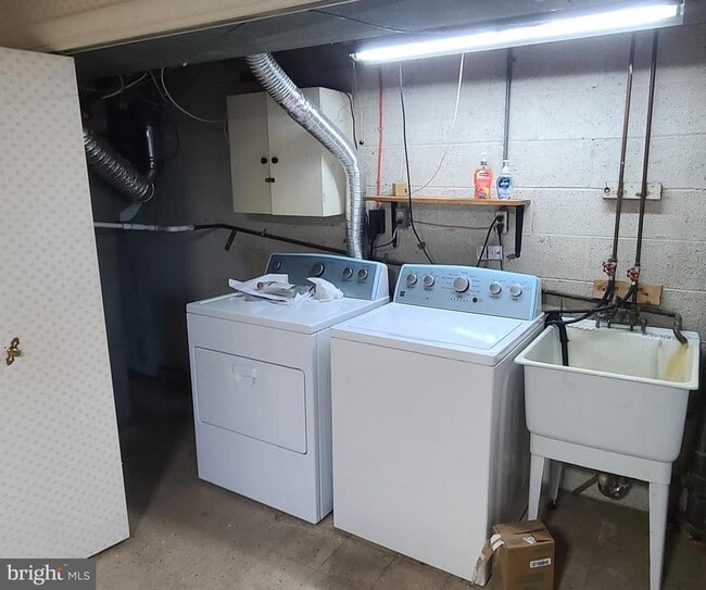 Building Photo - 934 Regina Dr