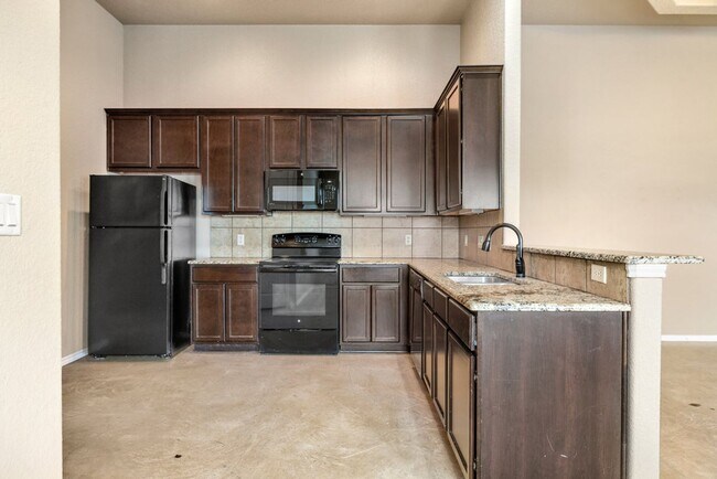 Building Photo - AVAILABLE NOW! 3 BEDROOM DUPLEX LOCATED IN NEW BRAUNFELS, TEXAS!