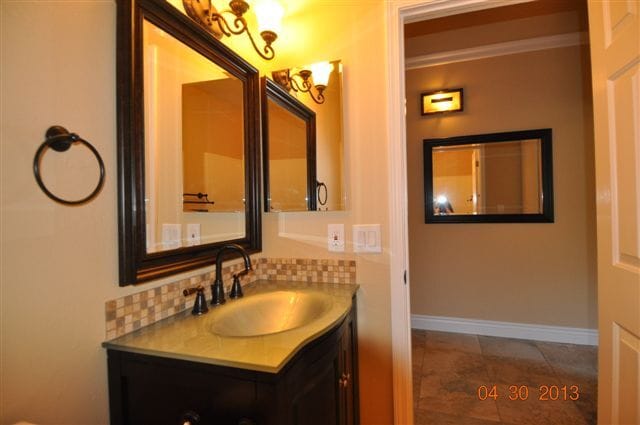 Upstairs full bathroom - 13059 Lincoln Way