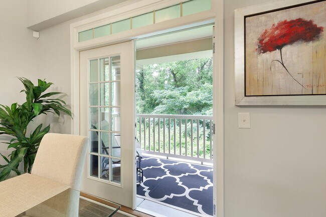 Building Photo - Gorgeous 3/2 Top Floor Condo w/ Private Vi...