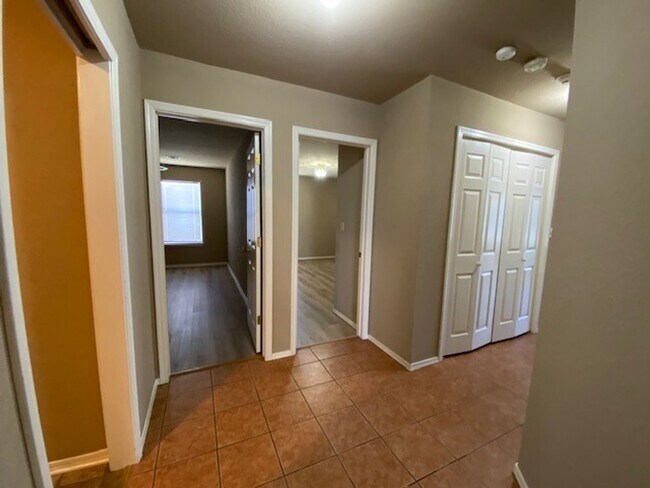 Building Photo - AVAILABLE NOW!! Corner lot 3-Bed, 2-Bath, ...