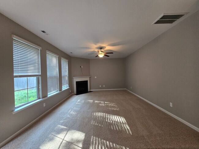 Building Photo - 271 River Oak St