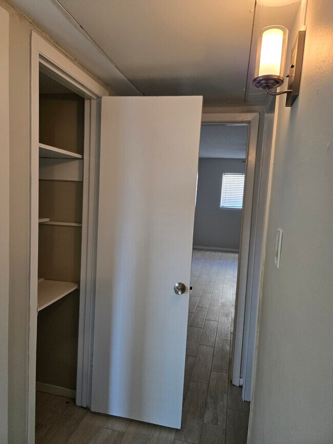 Building Photo - 81 E Tri Oaks Ln